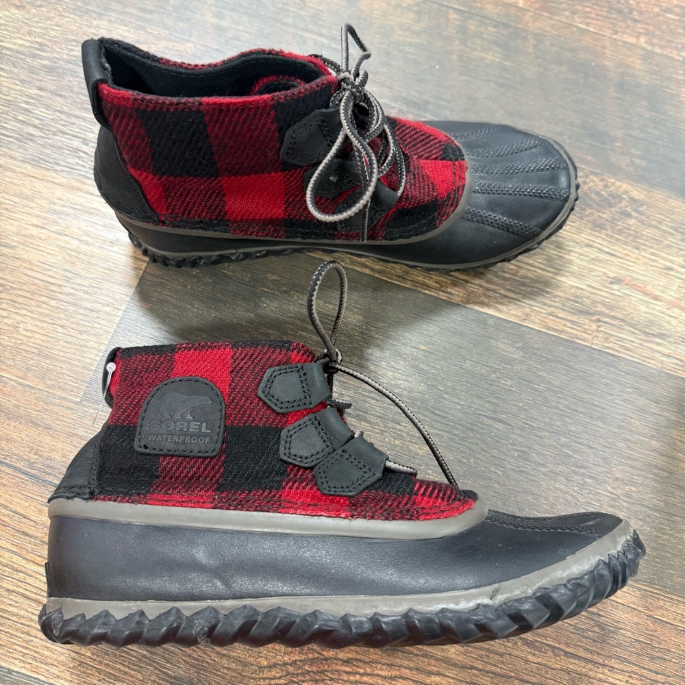 SOREL OUT N ABOUT Buffalo Red Plaid Waterproof Rain Boots Booties Women's Sz 6.5